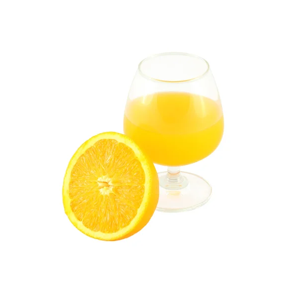 Zumo de naranja en copa de brandy y media fruta sobre fondo blanco . —  Fotos de Stock