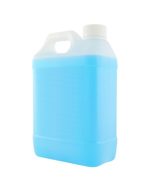 yan plastik galon beyaz zemin üzerine mavi sıvı ile.