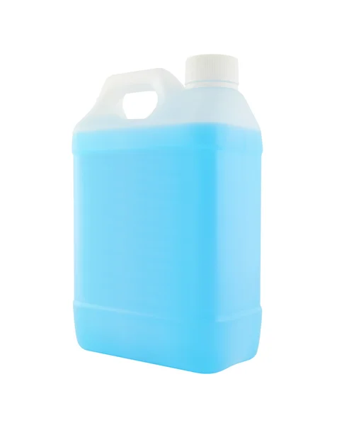 yan plastik galon beyaz zemin üzerine mavi sıvı ile.