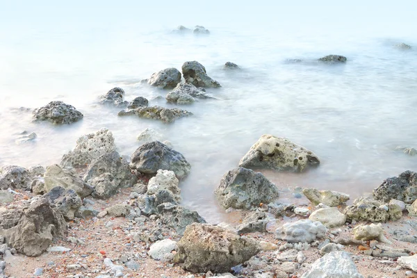 Crema d'onda di spiaggia di roccia tropicale in mattina . — Foto Stock