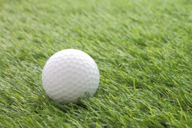 yan golf yeşil çim sahada.