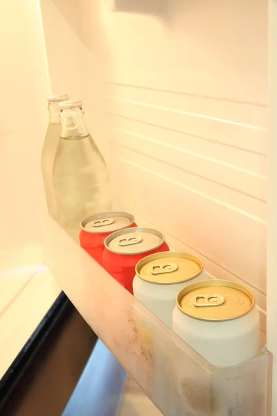 Una bevanda nello scaffale della porta del frigorifero . Immagini Stock Royalty Free