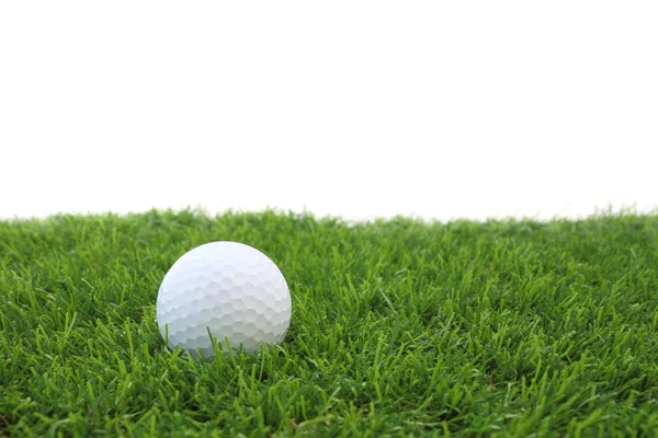 Weißer Golfball auf grünem Rasen. — Stockfoto