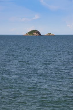 tropik adada iki: koyu mavi deniz plaj uzak.