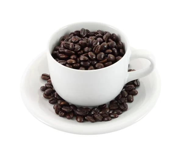 Xícara de grãos de café no fundo branco. — Fotografia de Stock
