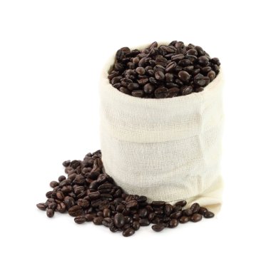 Beyaz arka planda kahve çekirdekleri.