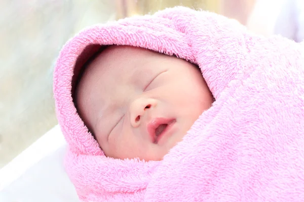 Азиатский сон новорожденного младенца в полотенце . — стоковое фото