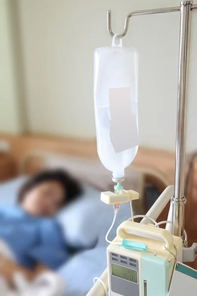Slutenvård på sängen med flaska dextros på sjukhus. — Stockfoto