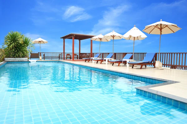 Swimming pool on top of roof deck building. — Stock Photo, Image