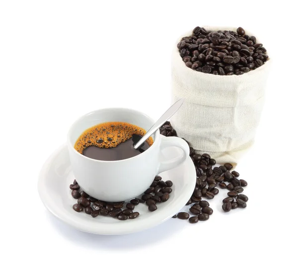 Xícara de café e grãos de saco no fundo branco . — Fotografia de Stock