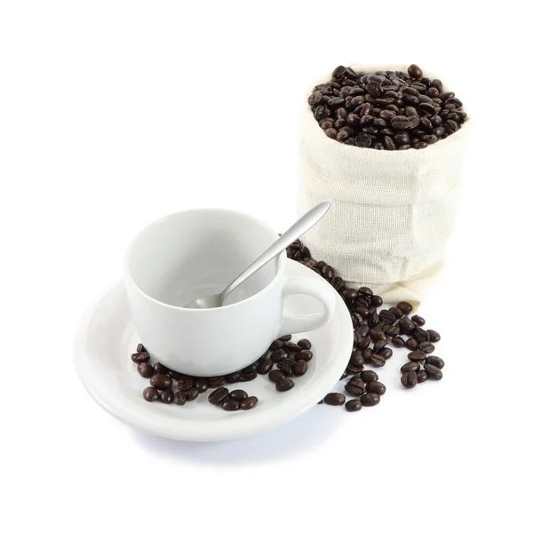 Vyprázdnit šálek kávy a pytel fazolí na bílém pozadí. — Stock fotografie