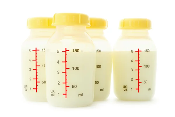 beyaz zemin üzerine süt şişesi ön odak stokunun.