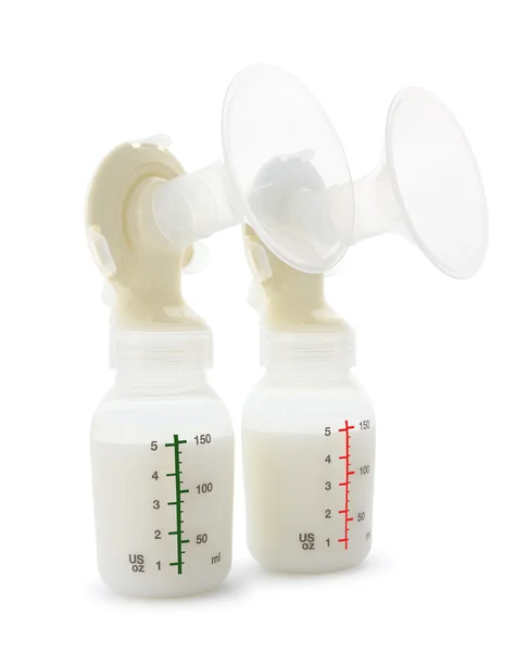 Bomba de mama gêmea e garrafas de leite em fundo branco . — Fotografia de Stock