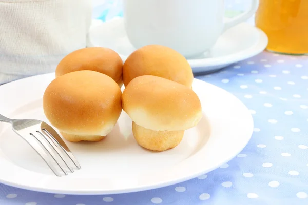 Alguns pães placa branca na mesa da manhã . — Fotografia de Stock