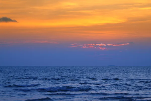 Večer moře a barvy oblohy, soumrak. — Stock fotografie