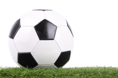 Yeşil çimenlerin üzerinde deri futbol topu dikiş.