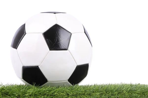 Šití kožených fotbalový míč na zelené trávě. — Stock fotografie