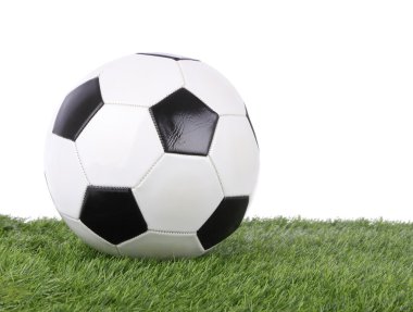 yeşil çim sahada futbol topu deri dikiş.