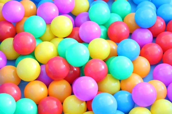 Kunststof meerdere kleur ballen kinderen spelen veld. — Stockfoto