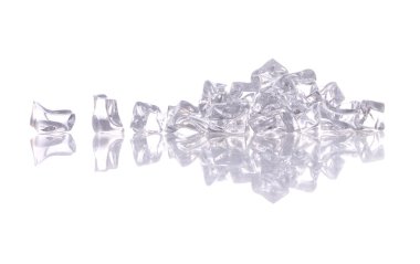 Beyaz arka plan üzerinde kırık buz yığını.