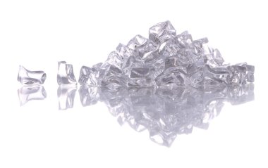 Beyaz arka plan üzerinde kırık buz yığını.