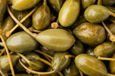 Turşulu kapari, yakın plan, arka plan. Yukarıdan görünüm