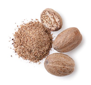 Bütün ve ezilmiş hindistan cevizi yakın plan beyaz arka plan, izole. Üst görünüm