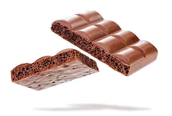 Bares Chocolate Leite Poroso Caindo Close Fundo Branco Isolados — Fotografia de Stock
