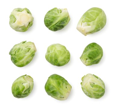 Brüksel lahanaları beyaz arka planda, izole edilmiş bir şekilde yakın plan çekimde. Yukarıdan görünüm