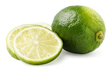 Kireç bütün ve beyaz arka planda yakın plan dilimler. İzole edilmiş