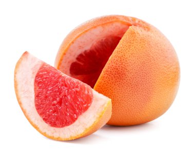 Beyaz bir arka planda greyfurt dilimlenmiş. İzole edilmiş