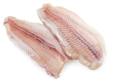 Pangasius filetoyu beyaz arka planda yakın plan çekiyor. İzole edilmiş