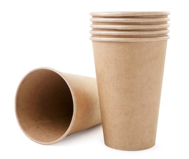 Tek kullanımlık kraft bardaklar beyaz arka planda yakın plan. İzole edilmiş