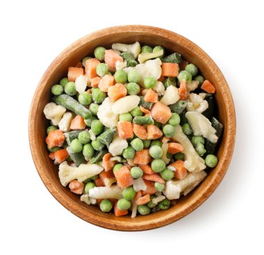 Donmuş sebzelerin karışımı, yakın plan, beyaz arka plan, izole edilmiş. Üst görünüm