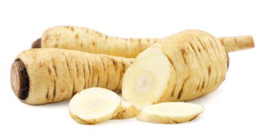 Yaban havucu kökü bütün ve beyaz arka planda yakın plan dilimler. İzole edilmiş