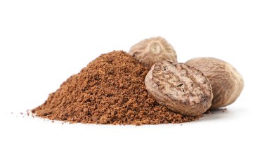 Beyaz bir arka planda bütün ve ezilmiş hindistan cevizi. İzole edilmiş