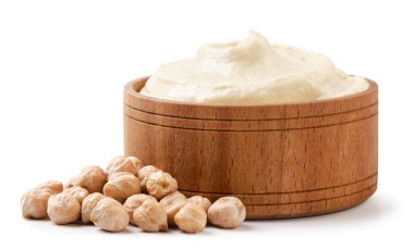 Beyaz arka planda nohut ve nohut tabağı. İzole edilmiş