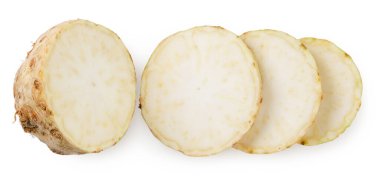 Seler kökü taze parçalar halinde beyaz bir arka planda, izole. Üst görünüm