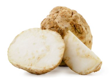 Seler kökü bütün ve parçalar beyaz arka planda yakın plan. İzole edilmiş