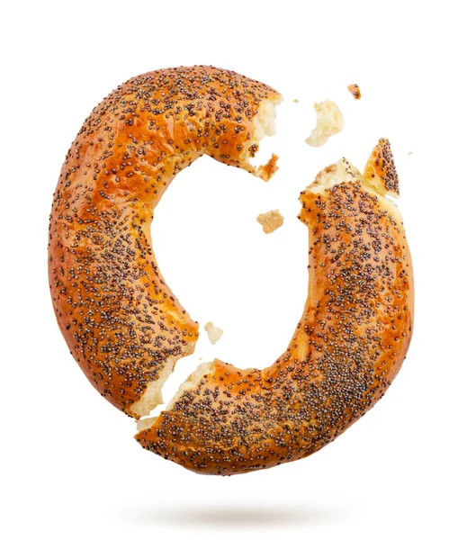 Bagel Σπόρους Παπαρούνας Σπασμένα Πέφτει Κοντά Ένα Λευκό Φόντο Μεμονωμένα — Φωτογραφία Αρχείου