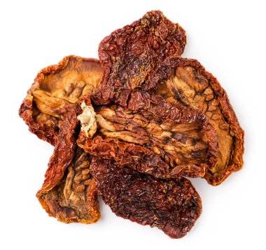 Güneşte kurutulmuş domates, beyaz arka planda, izole edilmiş bir şekilde yarım yamalak çekilir. Üst görünüm