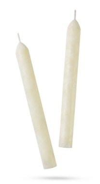 Beyaz arka planda iki mum yakın planda uçuyor. İzole edilmiş