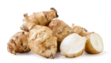 Kudüs enginarı yığını ve beyaz arka planda yakın plan parçaları. İzole edilmiş