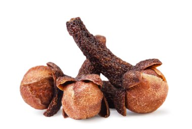 Beyaz arka planda karanfilli baharat. İzole edilmiş