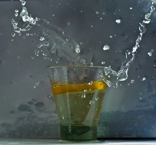 Salpicadura de limón gris alto — Foto de Stock