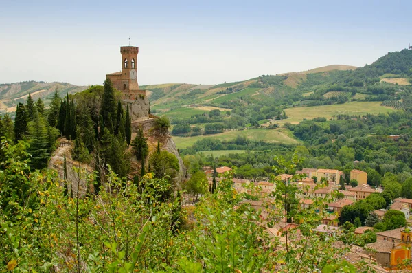 丘の間のブリシゲッラの時計塔 イタリア — ストック写真