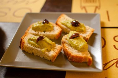 Kabak soslu çıtır ekmek, otlar ve olivel, İtalyan yemeği.