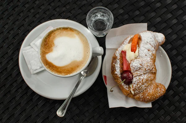 フルーツとクロワッサン1杯のカプチーノ1杯 イタリア料理の朝食 — ストック写真