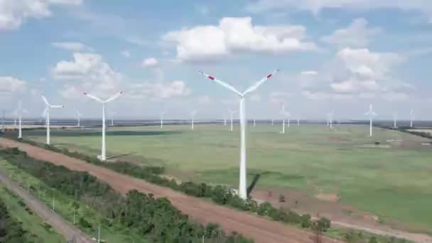 Letecký pohled na větrnou turbínu je populárním udržitelným, obnovitelným zdrojem energie na krásném zataženém nebi. Větrné elektrárny vyrábějící čistou obnovitelnou energii pro udržitelný rozvoj. — Stock video
