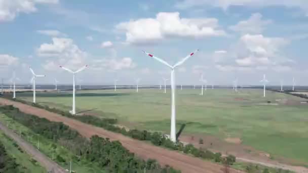 Windkraftanlagen aus der Luft sind eine beliebte nachhaltige, erneuerbare Energiequelle bei schönem bewölkten Himmel. Windkraftanlagen zur Erzeugung sauberer erneuerbarer Energien für eine nachhaltige Entwicklung. — Stockvideo